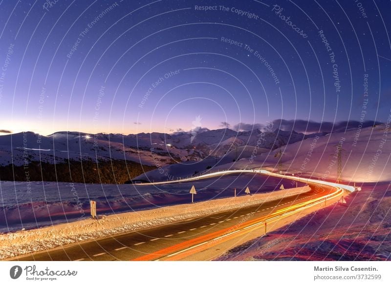 Nacht in den Bergen in Grandvalira, Andorra altiture lager Langzeitbelichtung hafen d envalira Route Schnee startet abstrakt Architektur Astrologie Astronomie