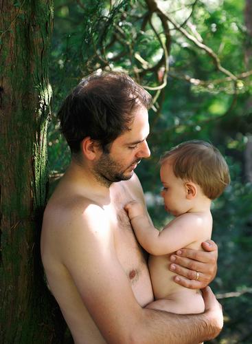 Papa mit Baby im Garten Kind Junge Spaß haben Glück Lächeln Vater genießen Baum Natur im Freien blaue Augen Angebot Menschen Porträt Lifestyle Familie