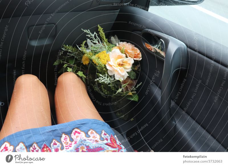 Blumenstrauß neben Frauenbeinen auf Beifahrerseite im Auto Blüten Blumenliebe Blühend Naturliebe blumengruß Pflanze Sommerblumen Gartenblume Beifahrersitz