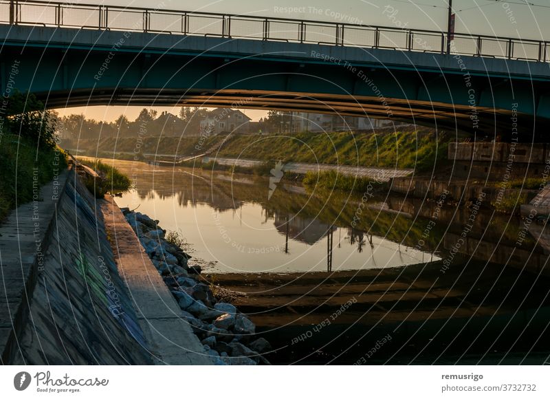 Ein Blick auf den Fluss Bega 2015 Rumänien Timisoara Architektur schön Brücke Großstadt Stadtbild Tag grün Wahrzeichen Landschaft Morgen Natur im Freien Szene