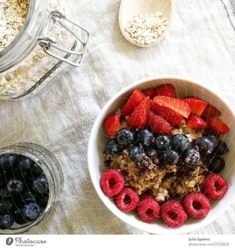 Porridge mit frischen Beeren Foodfotografie Vegane Ernährung Breakfast healthy foodie Frucht Essen Gesunde Ernährung