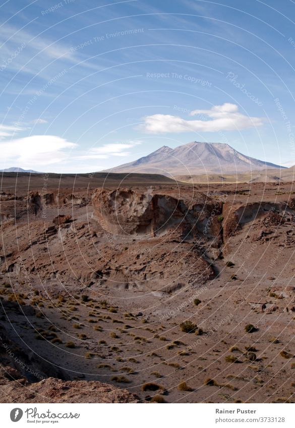 Zerklüftete spektakuläre Landschaft im Salar de Uyuni, Bolivien Abenteuer trocken braun Cloud wüst trocknen Hügel Berge u. Gebirge Natur Sand malerisch Himmel