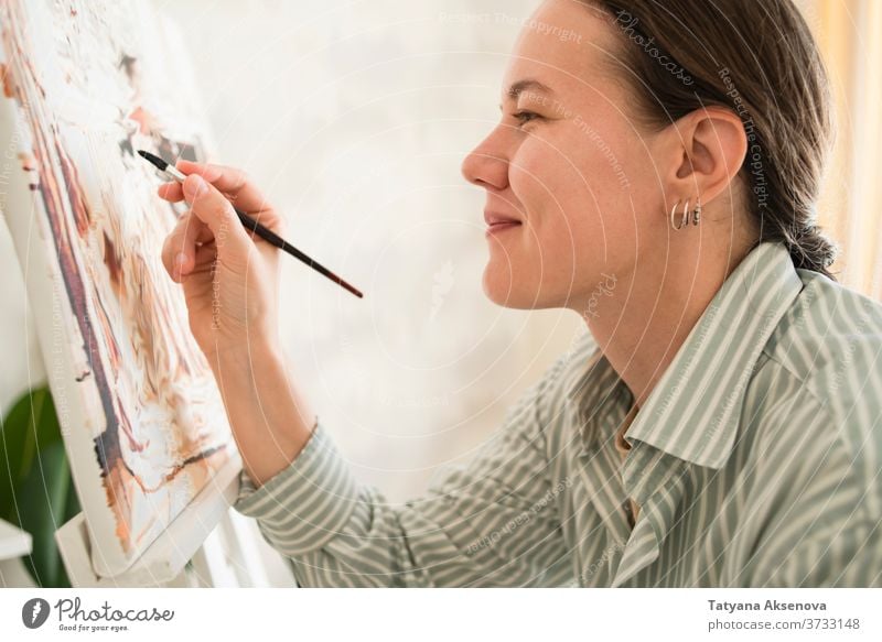 Frau in Hemd zeichnet zu Hause Bild an der Staffelei Künstler Kunst Zeichnung Farbe künstlerisch Kunstwerk Anstreicher Erwachsener Beruf Bildung Palette