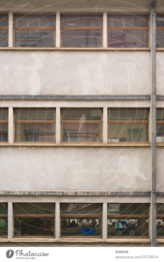 Triste Fassade eines Kindergartens in Lothringen grau trist Kinderzeichnung Fenster Quadrate Regenfallrohr bärtig Wasserball Katze Bilder gemalt frontal