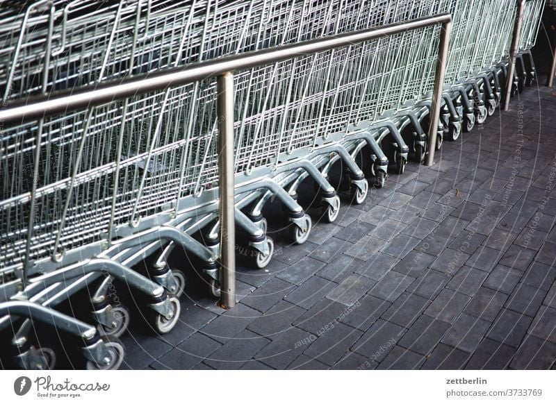 Einkaufswagen einkauf einkaufen einkaufswagen konsum reihe shopping supermarkt versorgung metall hintereinander stahl pflaster