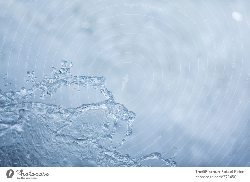 Kaltes klares Wasser Umwelt Natur Wassertropfen blau schwarz weiß Schwache Tiefenschärfe Tropfen Muster Strukturen & Formen Lebensmittel lebenselexier Farbfoto