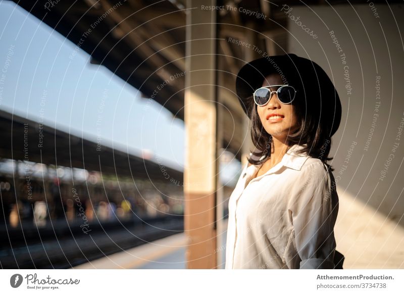 Frau mit schwarzem Hut am Bahnsteig. Person reisen Menschen Urlaub Lifestyle Feiertag Frauen Tourismus Mädchen Tourist Sommer Ausflug Ausflugsziel Reisender