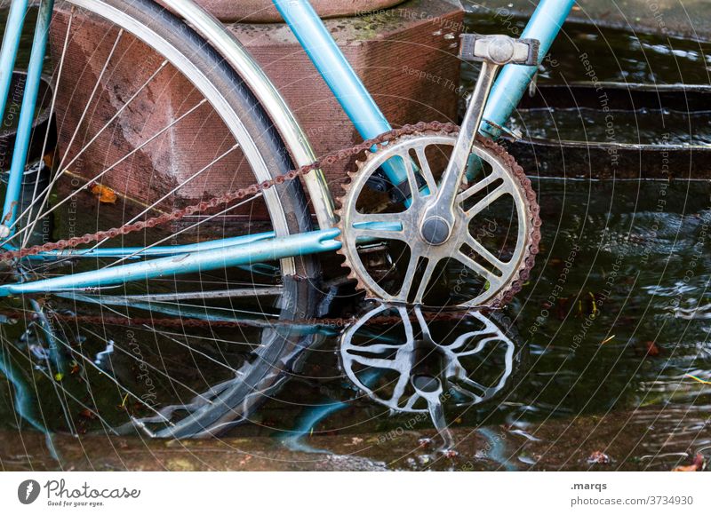 Wasserfahrrad Reflexion & Spiegelung Fahrrad blau Mobilität alt Verkehrsmittel Fahrradfahren dunkel