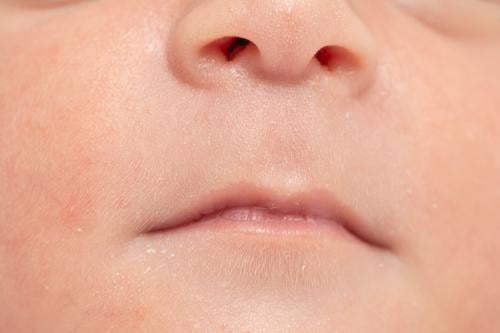 Nahaufnahme von Lippe und Nase eines Neugeborenen - friedlich im Bett geschlafen Baby Born neu neugeboren Junge Säugling niedlich Pflege Haut Detailaufnahme