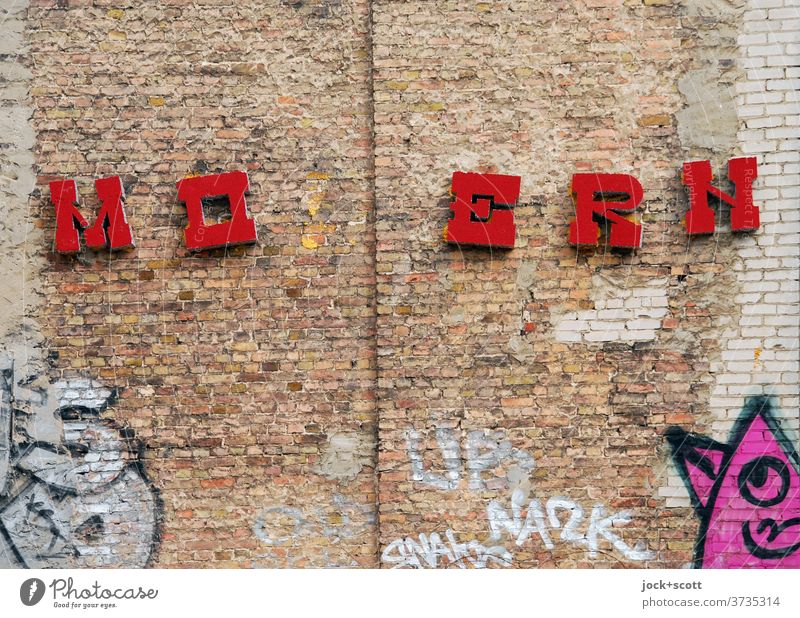 MODERN ohne D Brandmauer Wand Straßenkunst Kreativität Wort Subkultur Typographie Stil Graffiti Buchstaben einzigartig verwittert modern alt Comic trashig