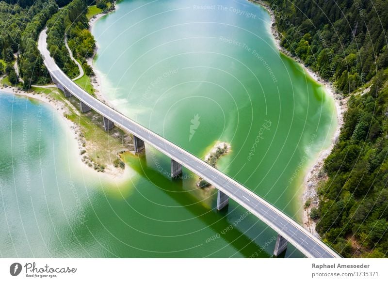 Luftaufnahme der Brücke über den Sylvenstein-See Antenne Alpen Bank Strand schön blau Dammweg Wolken wolkig Tag Europa Wald grün wandern Isar Landschaft