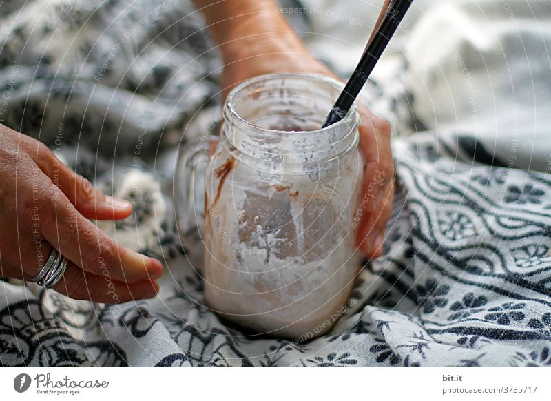 Wespenfalle Glas leer Eis eiscafé haltend festhalten Decke Tuch Hand Getränk Erfrischungsgetränk trinken kalt Sommer Kaffee Eiskaffee Trinkhalm lecker Sahne