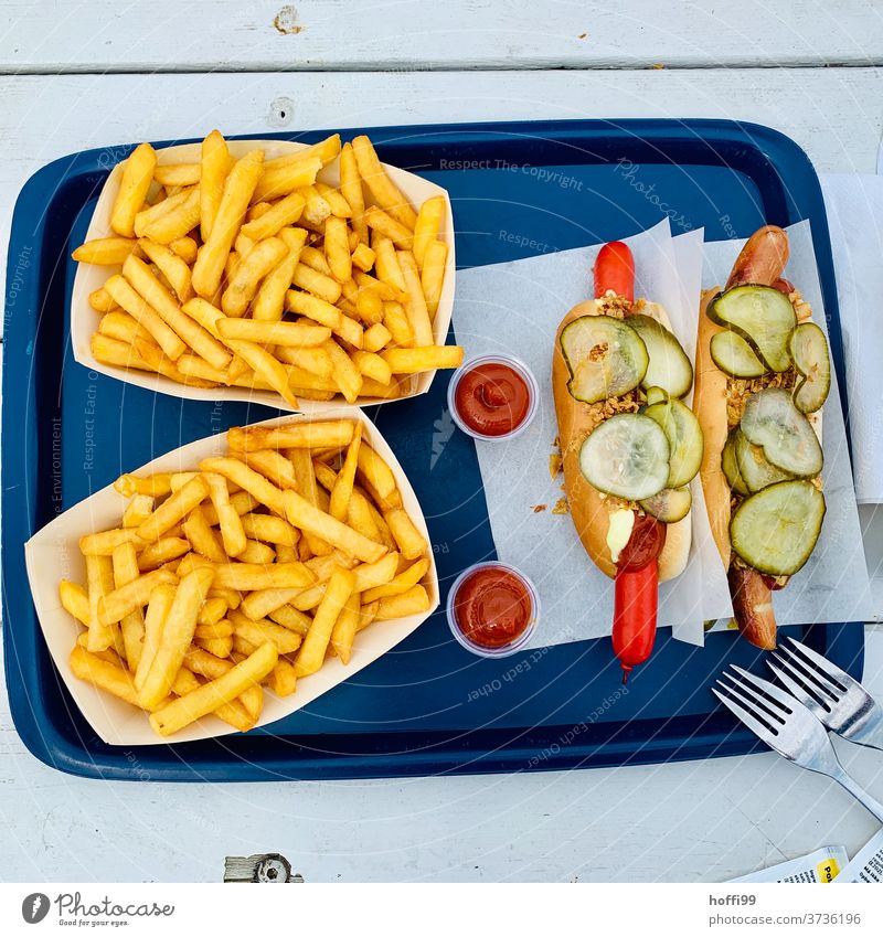 Hotdog mit Pommes - Zwischenstop in Dänemark Pommes frites Röstzwiebeln Gurkenscheibe Ketchup Fastfood Fett Mittagessen Essen Wurstwaren lecker Imbiss Ernährung