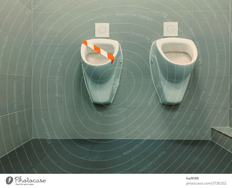 gesperrtes Urinal - Abstand halten Absperrband Toilette abstand halten flatterband weiß rot geschlossen Hygienemaßnahme hygiene Hygienevorschrift covid-19