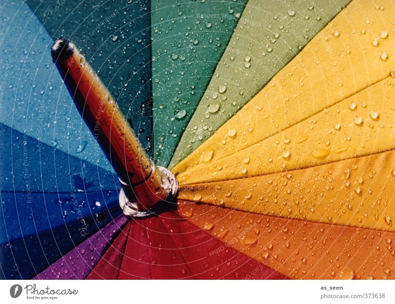 Regenbogen Wassertropfen Klima Wetter schlechtes Wetter Regenschirm Metall Fröhlichkeit nass Spitze blau mehrfarbig gelb grün violett orange rot Lebensfreude
