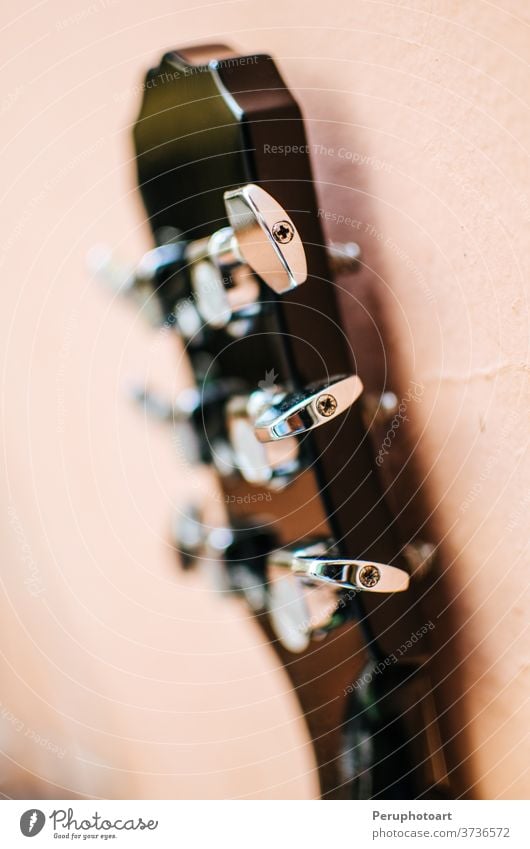 Wirbel einer elektrischen Gitarre Hintergrund Wirbelkasten akustisch Felsen Musik vereinzelt schwarz Nahaufnahme Atelier Metall Holz Instrument Klang Musiker