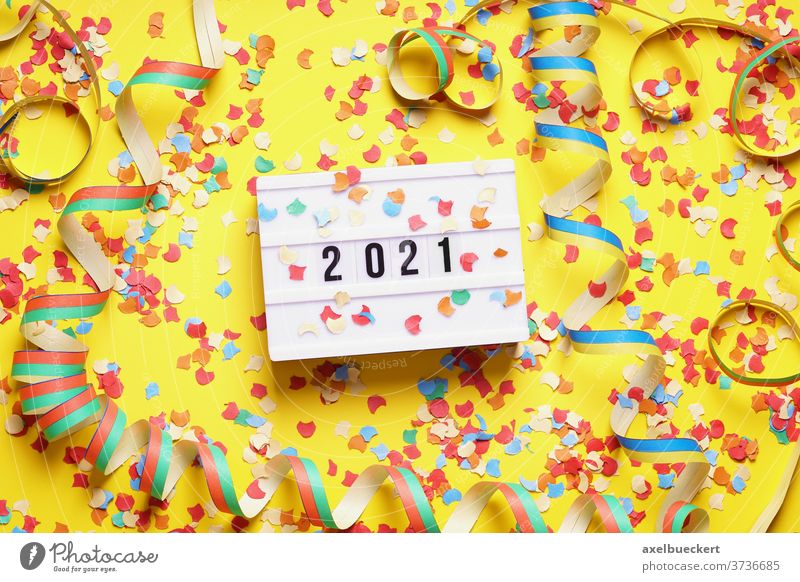 2021 Neujahr Silvester Party Flat Lay mit Konfetti und Luftschlangen Feier frohes neues Jahr unordentlich Feiertag farbenfroh feiern Design Veranstaltung