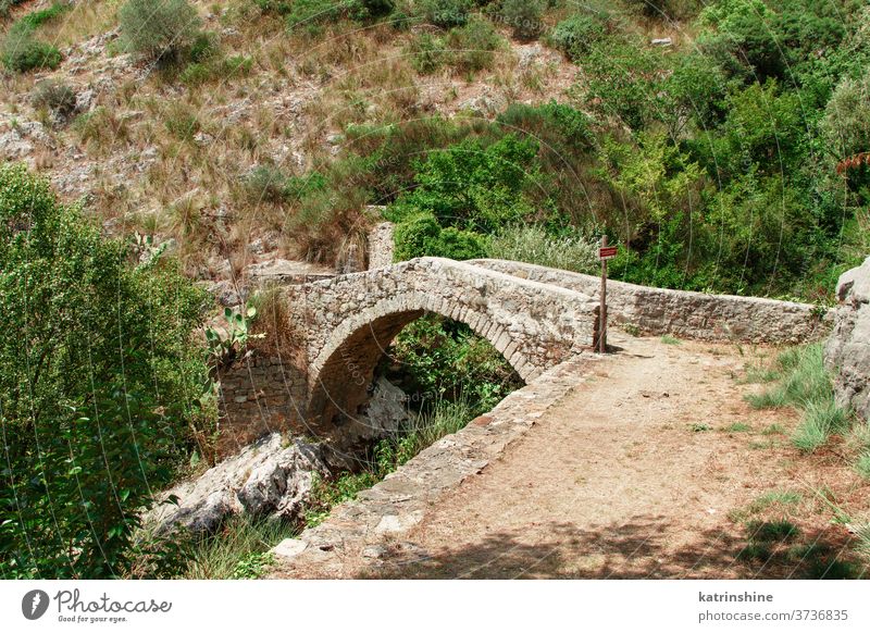 Eine mittelalterliche Brücke in Kampanien, Italien. cilento Campania Auso Fluss Trekking Ruinen Stein antik Natur im Freien Tourismus reisen Nationalpark