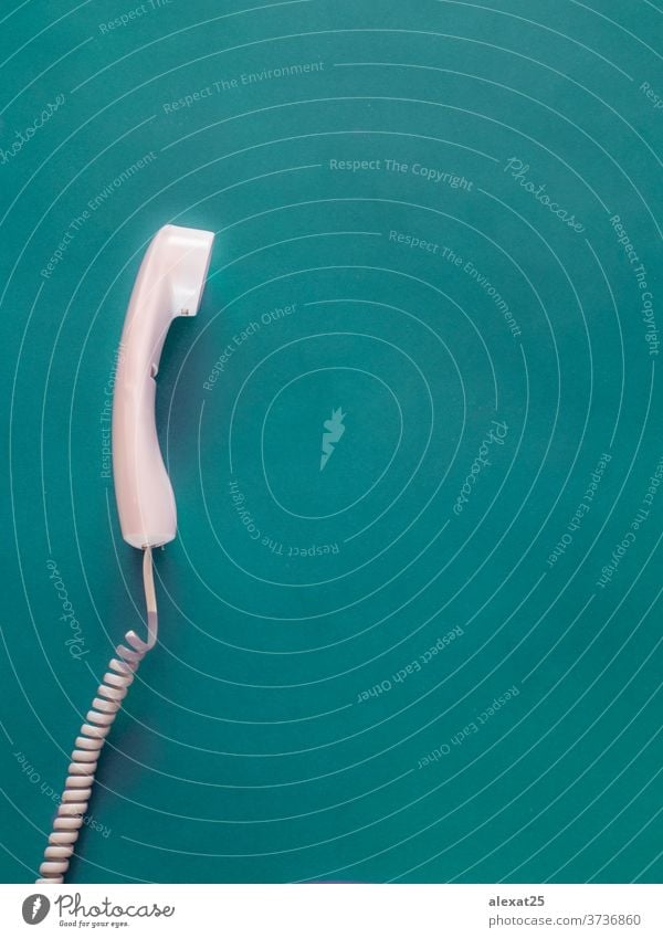 Telefonhörer auf grünem Hintergrund mit Kopierfeld Business Kabel Anruf klassisch Kommunizieren Mitteilung Konzept Anschluss Kontakt Textfreiraum Gerät