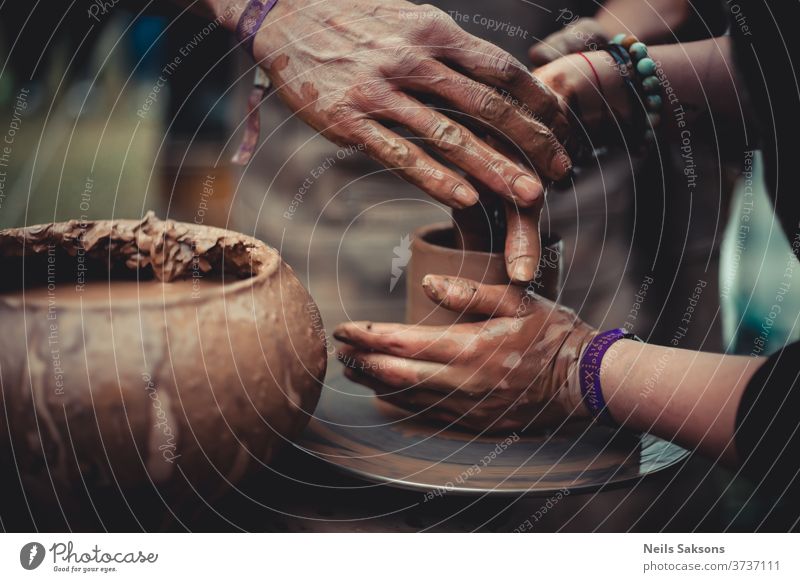 Nahaufnahme der Hände eines Töpfers und seines Schülers beim Töpfern lernen Töpferwaren Ton Rad Handwerk Topf Kunst Keramik Arbeit Basteln Fähigkeit