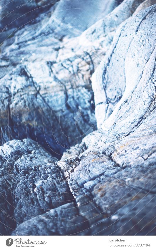 Kalter Fels Felsen Loch blau kalt Unschärfe im Hintergrund Strukturen & Formen Menschenleer Stein hart karg rissig grau