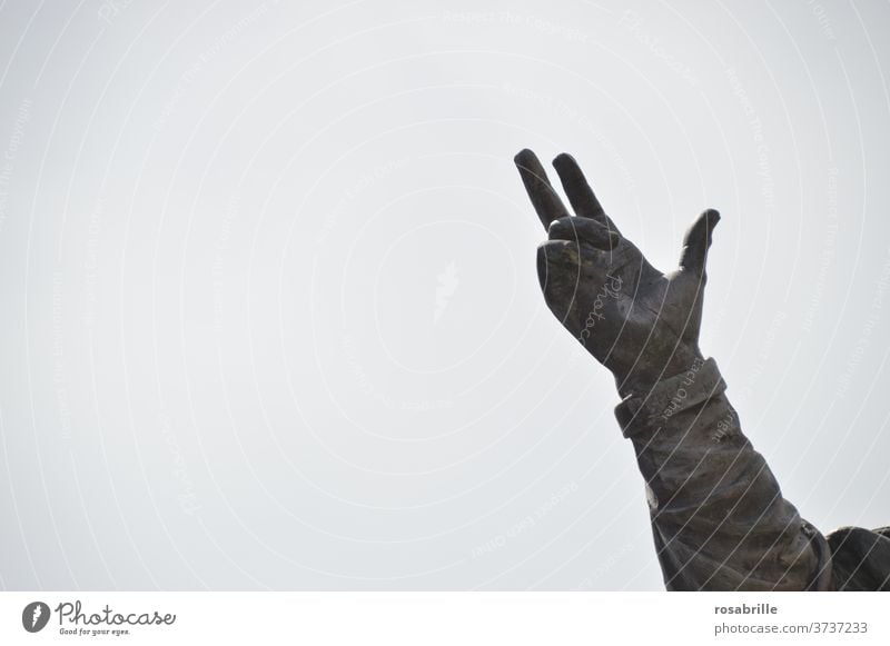 Hand einer Statue zeigt in den Himmel | dynamisch zeigen Fingerzeig Hinweis hoch oben aufwärts deuten Handzeichen Figur drei Finger Freifläche Arm Teil