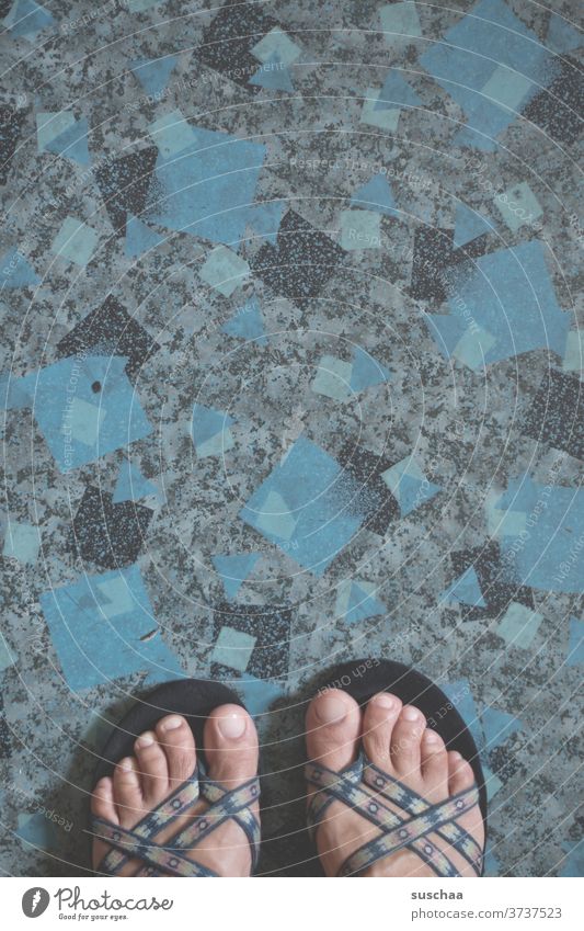 schöner küchenfußboden (2) Füße Beine Küchenfußboden zu Hause wohnen Boden stehen Bodenbelag Zehen Zehentrenner Flipflops weiblich Barfuß