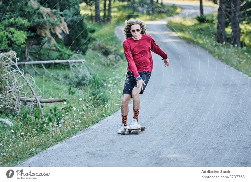 Junger Mann fährt Skateboard im Park Mitfahrgelegenheit Hipster Straße Sommer trendy ausgefallen Skater männlich Schlittschuh Stil Hobby modern aktiv Aktivität
