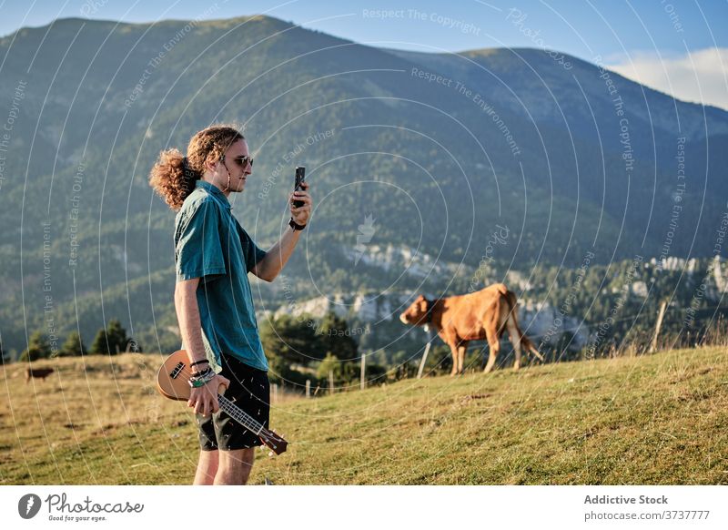 Mann, der die Hochlandlandschaft fotografiert fotografieren Berge u. Gebirge sich[Akk] entspannen Smartphone benutzend Gedächtnis Hipster Wochenende männlich