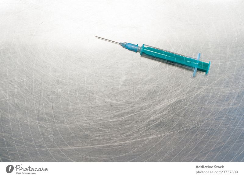 Spritze auf Metalltisch gelegt chirurgisch medizinisch Medizin Einspritzung Gesundheit Overhead Gerät Impfstoff Behandlung Pflege Impfung Krankenhaus Instrument