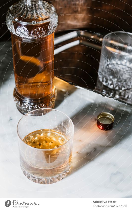 Glas mit alkoholischem Getränk auf Marmortisch Whiskey Bar Alkohol trinken Flasche dienen Abfertigungsschalter Schnaps Erfrischung Tisch Pub durchsichtig modern