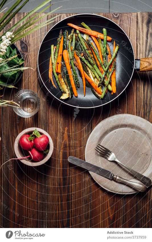 Karotte, Spargel und Zucchini in der Pfanne gebraten, auf dem Tisch Feinschmecker Karotten angebraten Konzept modern mischen neu traditionell Hintergrund
