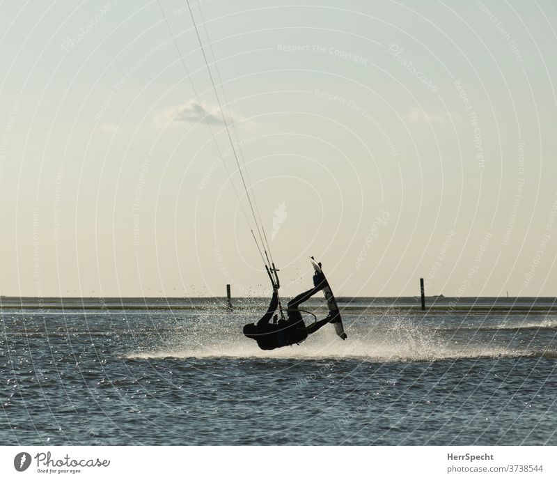 Kite Surfer in der Luft Kitesurfer Kitesurfen Meer Wasser Wellen Sommer Ferien & Urlaub & Reisen Wassersport Sommerurlaub Küste Außenaufnahme Tourismus