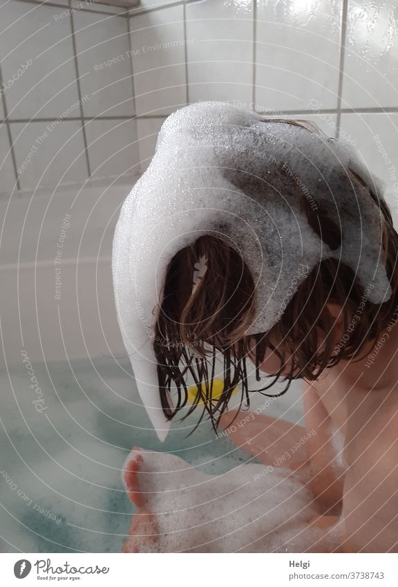 Schaumfrisur - Kind sitzt in der Badewanne und spielt mit dem Schaum Wasser Haare Haare waschen spielen baden Waschen Haare & Frisuren nass Körperpflege