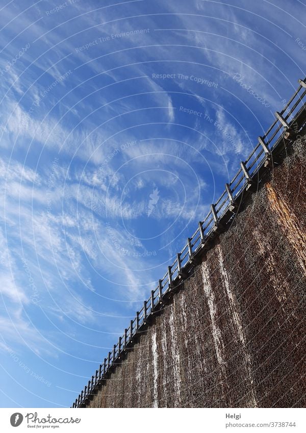 Federwolken über dem Gradierwerk | Architektur und Natur Saline Bauwerk Schwarzdorn Salzwasser rieseln Geländer Himmel Wolken Außenaufnahme Menschenleer