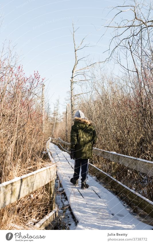 Kind läuft auf schneebedecktem Pfad Winter Schnee Weg kalt Baum Natur Wege & Pfade Wald Frost Landschaft Moor Dock Schiffsdeck Holz braun Kälte Eis laufen