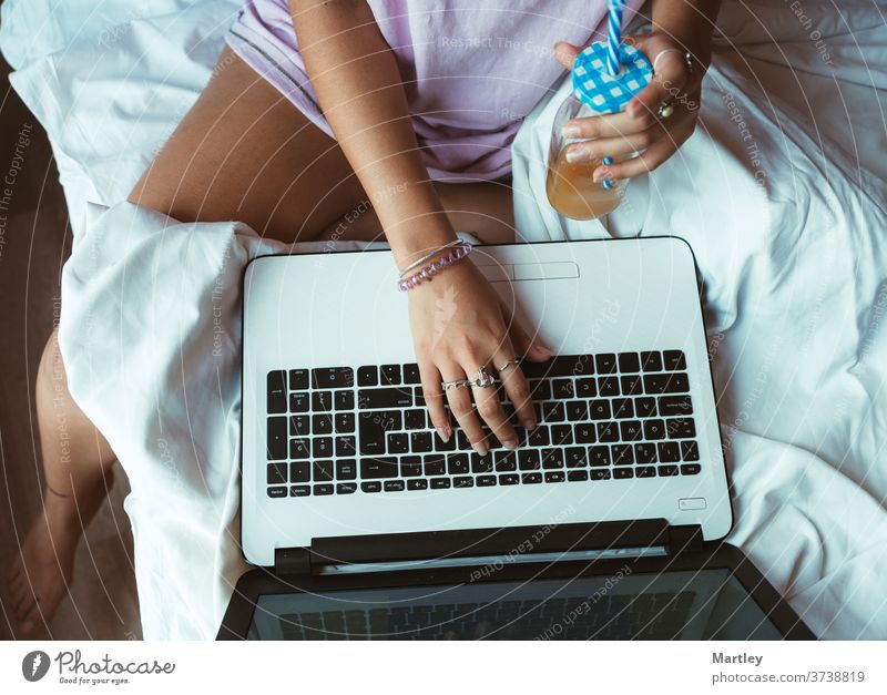 Foto einer nicht wiederzuerkennenden Geschäftsfrau, die in ihrem Haus sitzt und an ihrem Computer arbeitet. Schöne Aufnahme der Hände einer nicht erkennbaren Person beim Tippen an einem Laptop.