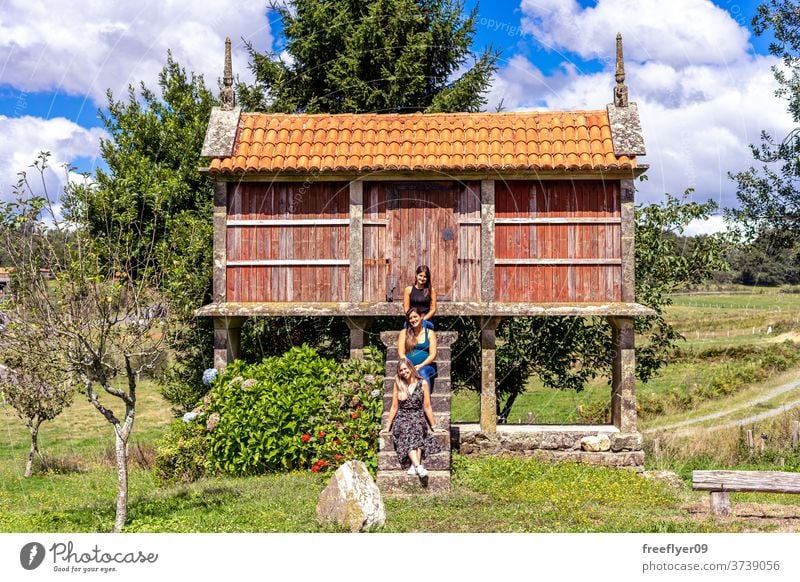 Drei Freunde sitzen auf einem Horrortrip in Galizien, Spanien drei Touristen horreo Galicia Konstruktion ländlich Lager Lebensmittel typisch durchkreuzen