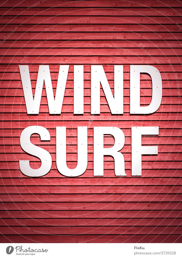 Wind Surf Schriftzug an roter Wand surfen windsurfen wassersport holz wand schrift schriftzug hobby buchstaben Alphabet windsurfing bretter wörter typographie