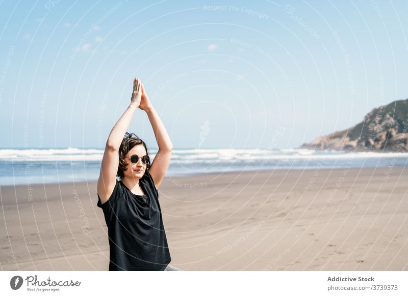 Junge Frau in balancierenden Yoga-Asana stehend am Strand MEER üben Pose Baum vrksasana Gleichgewicht Windstille Meeresufer Harmonie Wellness Lifestyle Natur