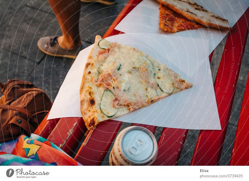 Low Budget in Venedig: Pizza und Bier auf einer Parkbank Pizzastück italienisch Italien typisch Snack essen draußen lecker Fast Food Mahlzeit Italienisch