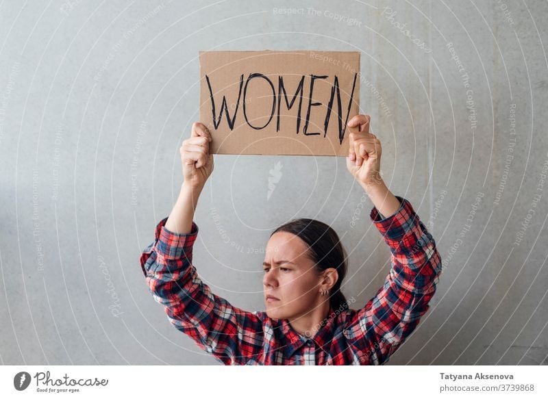 Aktivistin mit Plakat Frauen Rechte Transparente Kundgebung protestieren Menschen Politik menschlich Geschlecht Straße Gemeinschaft Gleichstellung