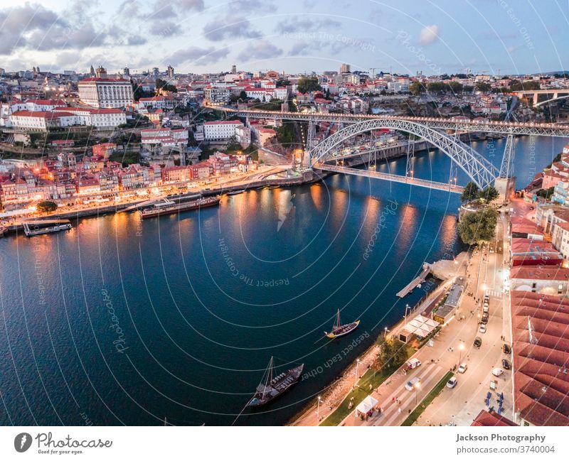 Stadtansicht von Porto und Vila Nova da Gaia mit Verbindungsbrücke aus der Luft, Portugal Stadtbild gaia Brücke Nacht vila nova da gaia luis Boot Haus