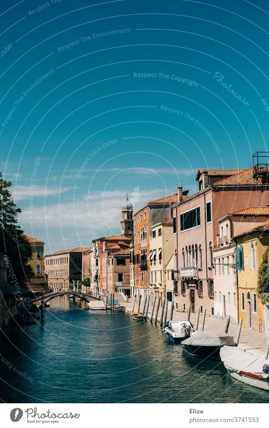 Kanal mit Booten und alten Häusern bei blauem Himmel und Sonnenschein in Venedig Wasser Altstadt Blauer Himmel historisch Italien Stadt Brücke Sommer bunt
