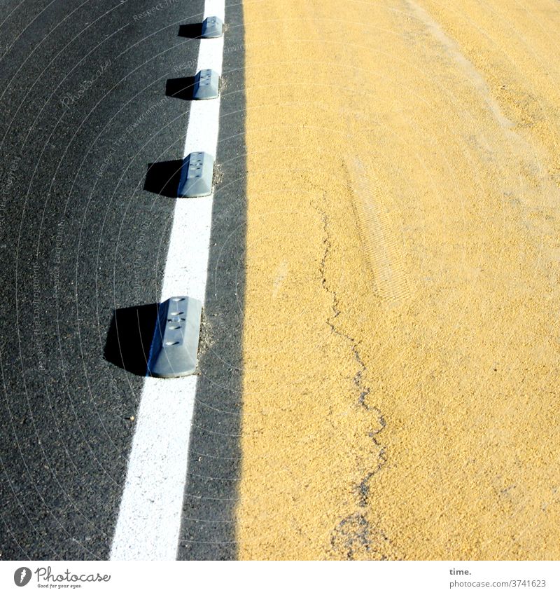 getrennte Wege straße gelb asphalt teer pömpel linie begrenzung grenze fahrbahntrennung Fahrbahn streifen objekt gegenstand verkehr Verkehrswege Verkehrsführung