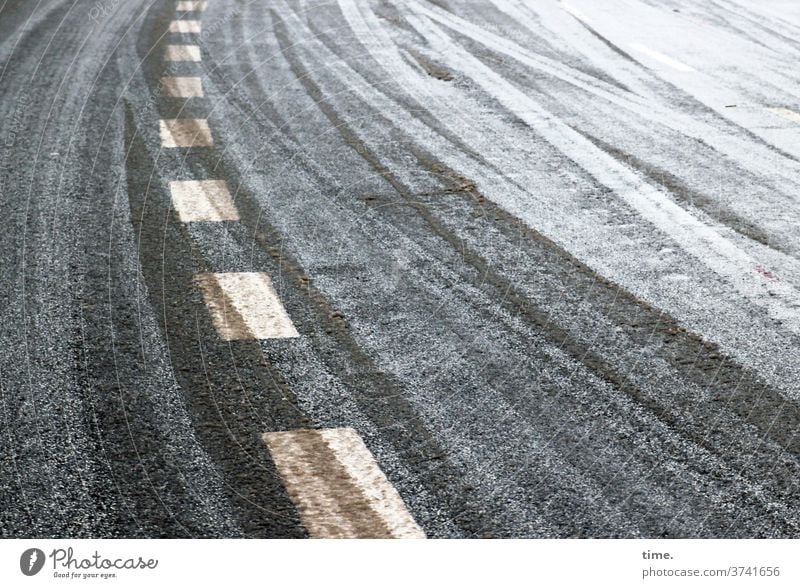 Anpassungsprobleme straße schnee mittellinie Mittelstreifen spuren reifenspuren kalt winter kurve kurvenlage asphalt teer weiß grau gelb linien parallel glatt