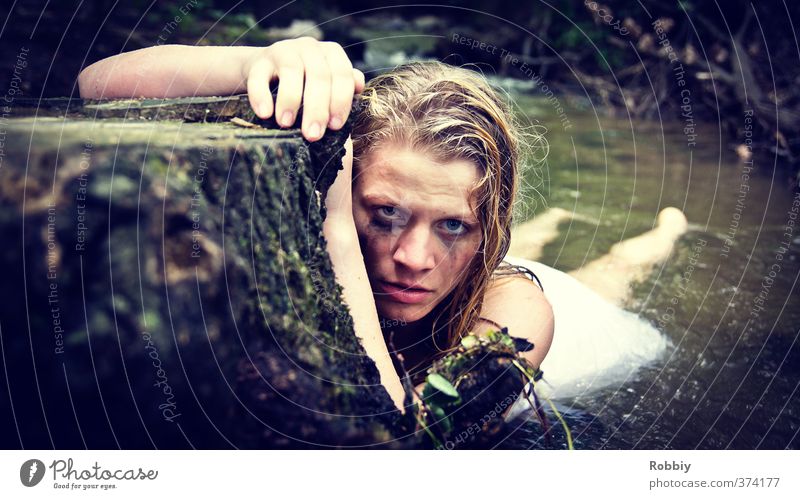 Amazonenkriegerin feminin Junge Frau Jugendliche Kopf Arme 1 Mensch Wasser Baum Flussufer Bach Kleid blond langhaarig hängen Schwimmen & Baden tauchen