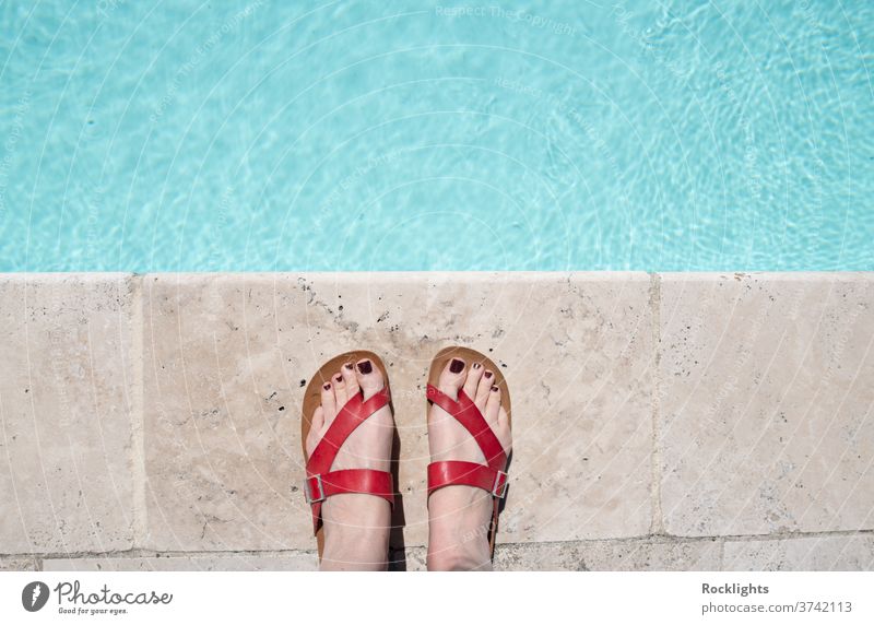 Füße in roten Sandalen am Rand eines Schwimmbades Farbe farbenfroh Paar Raum Sonne Freizeit Schuh Schuhe Fuß Mode Hintergrund unverhüllt blau hell Konzept Saum