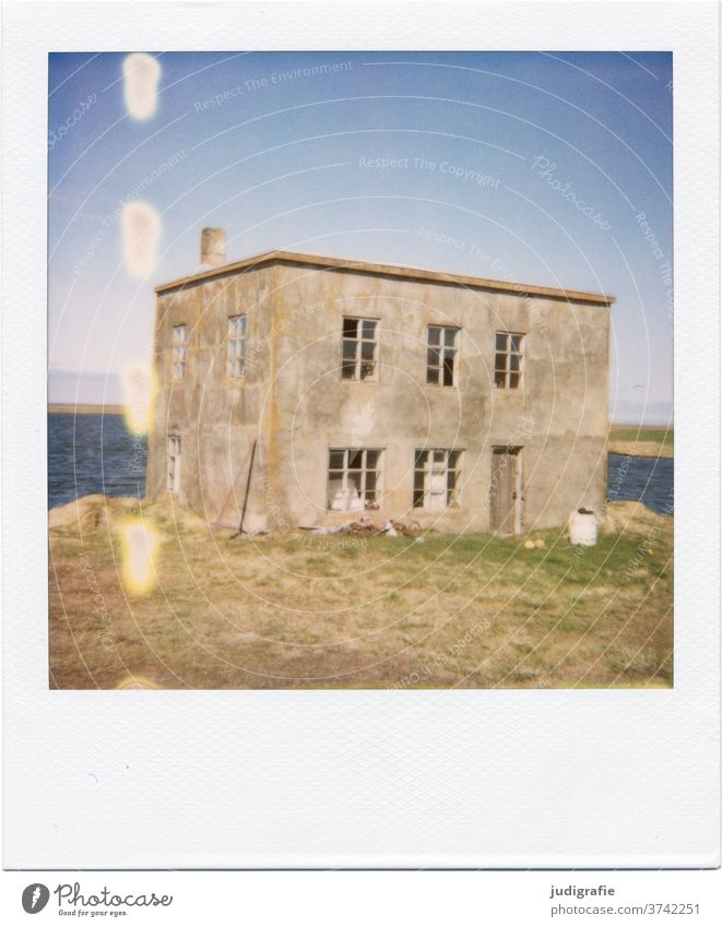 Polaroid eines isländischen Hauses Island Landschaft wohnen Einsamkeit Gebäude Außenaufnahme Menschenleer Farbfoto Hütte Wiese Fjord
