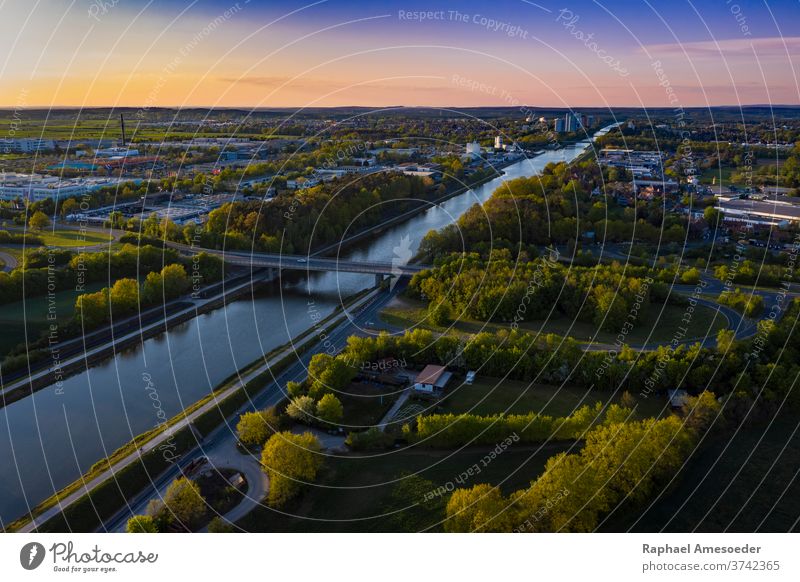 Luftaufnahme Rhein-Main-Donau-Kanal Erlangen Antenne Architektur Großstadt Ansicht urban Sonnenuntergang Europa Fluss blau Gebäude Stadtbild farbenfroh